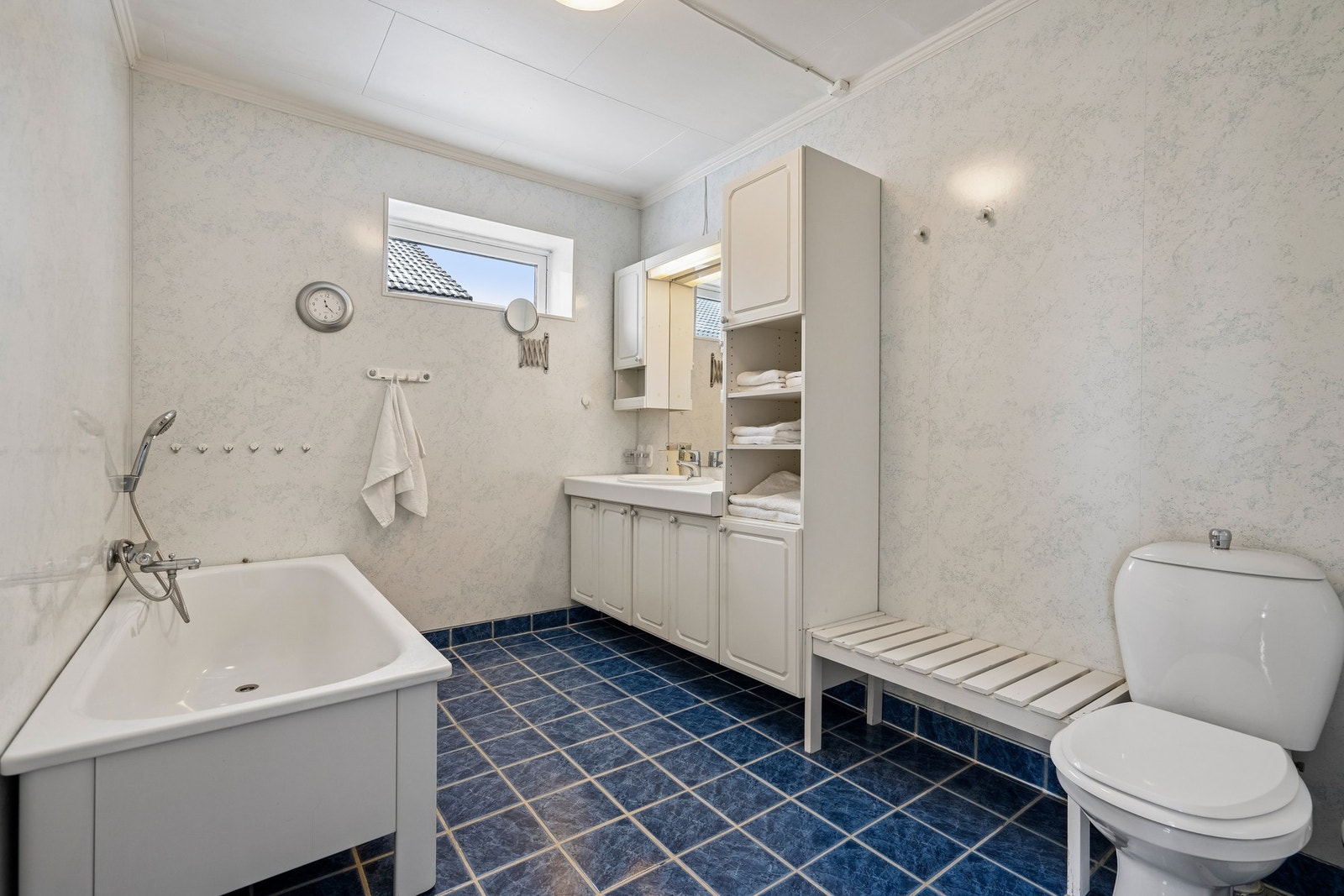 Badet i U-etasjen har også badekar Galleribilde