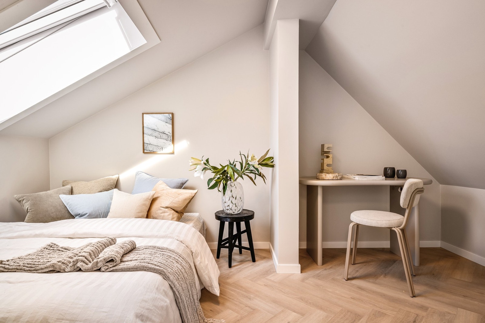 God plass til seng og oppbevaring Galleribilde