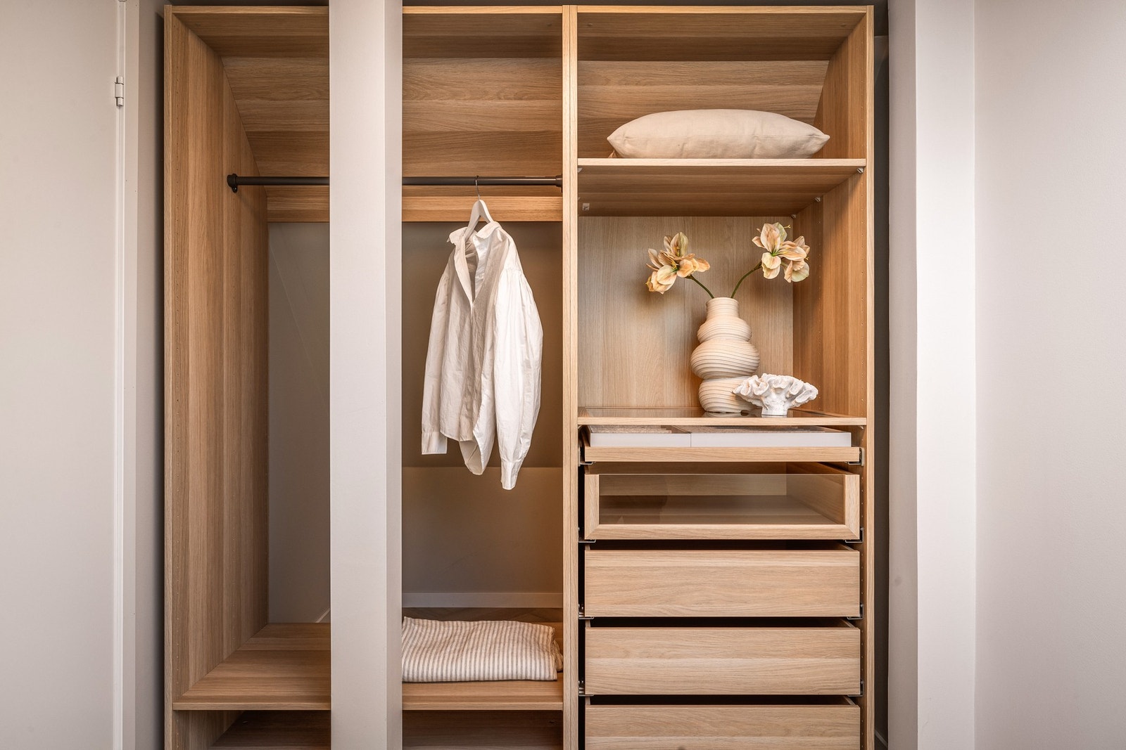 Oppbevaring bak garderobe også Galleribilde