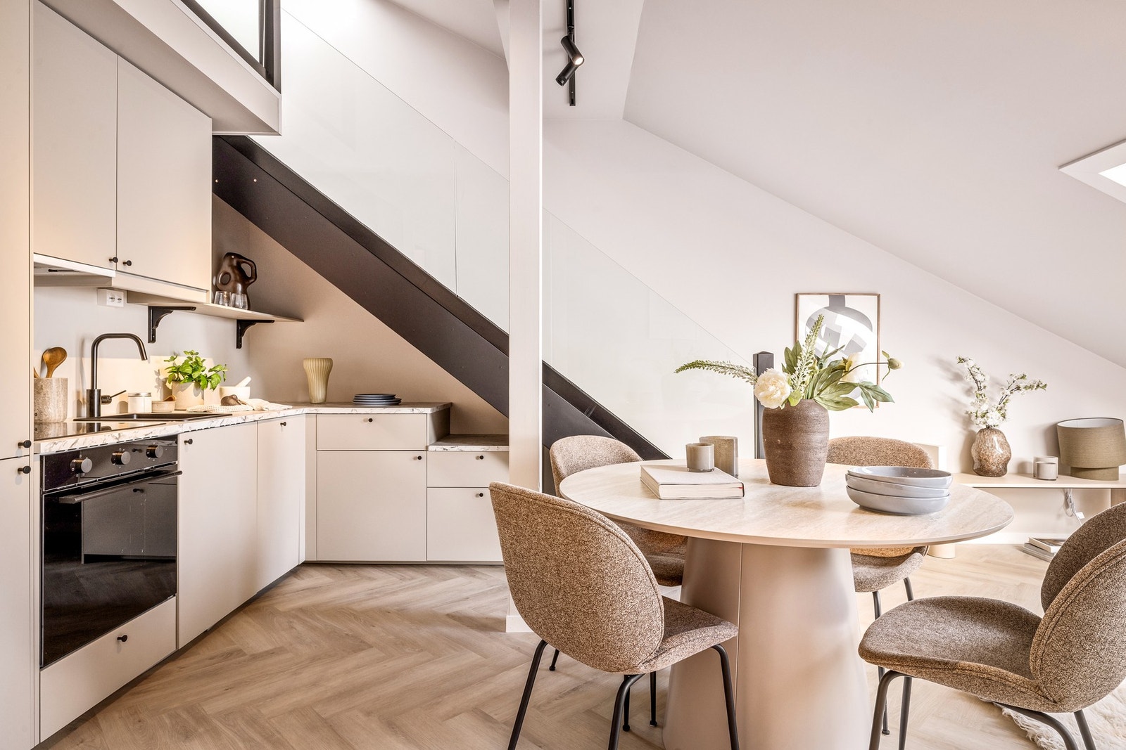 Svensk design med integrerte hvitevarer Galleribilde