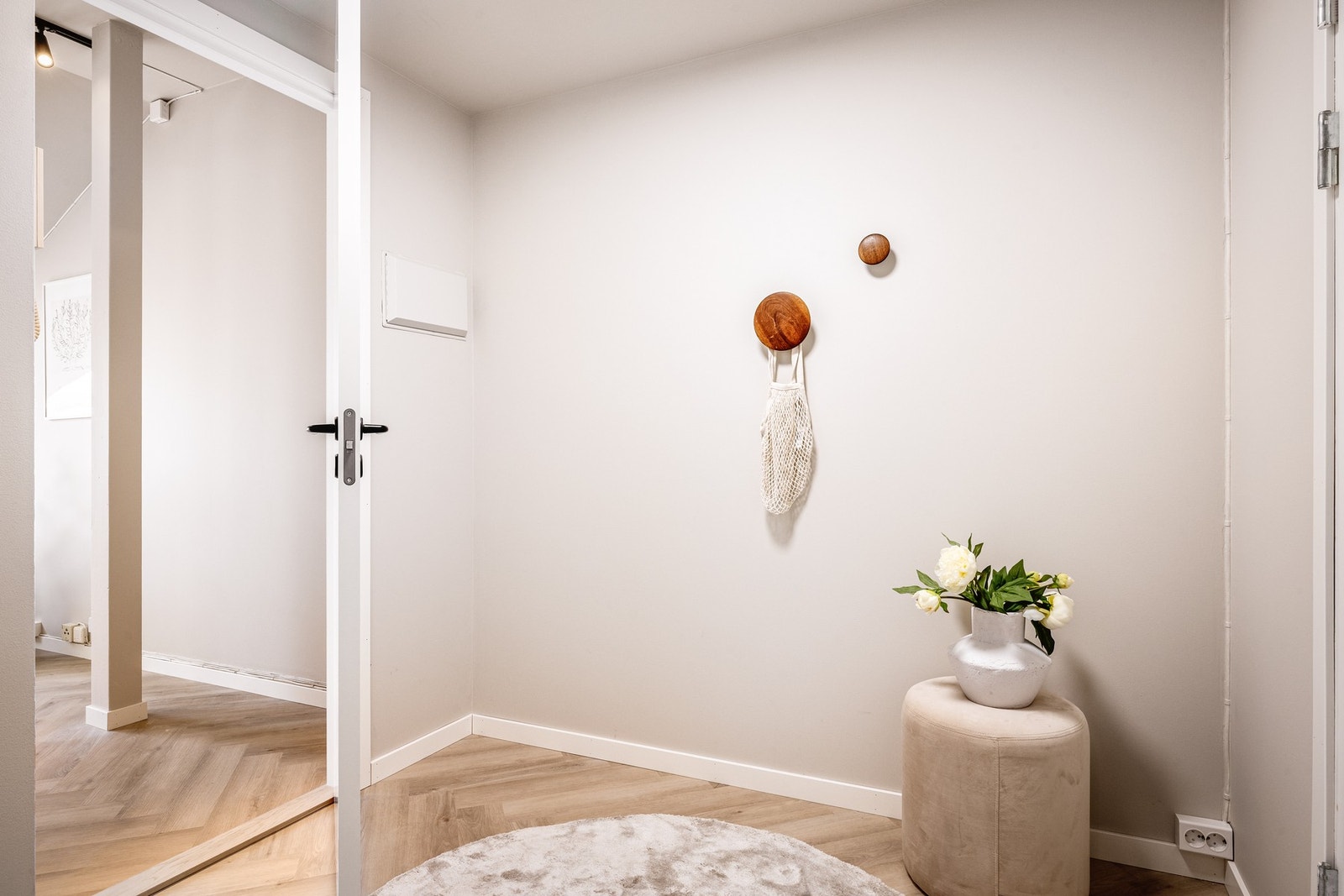 Entré med plass til jakkeoppheng og skohyller Galleribilde