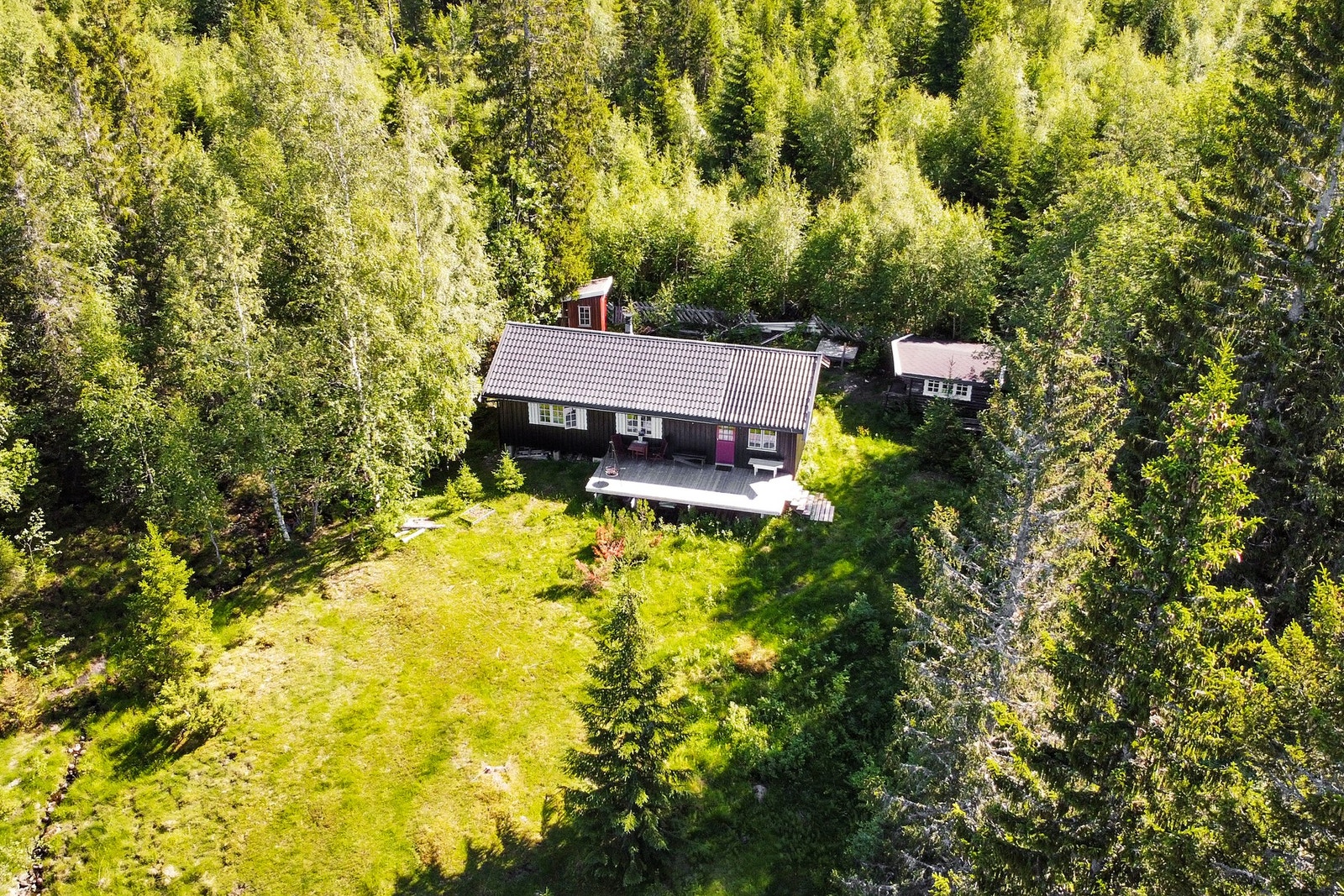 Eiendommen ligger fint til i skogkanten, med små bekker som sildrer i nærheten og bidrar til en rolig og naturnær atmosfære - perfekt for den som ønsker å trekke seg litt tilbake. Galleribilde