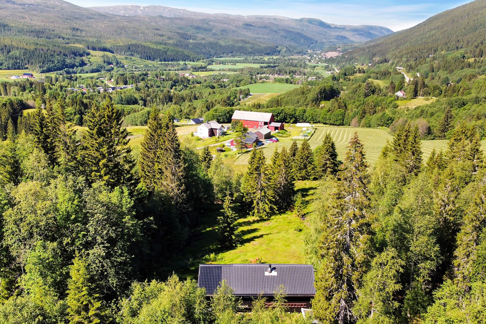 Tomta ligger veldig fint til oppe i bakkene. Galleribilde