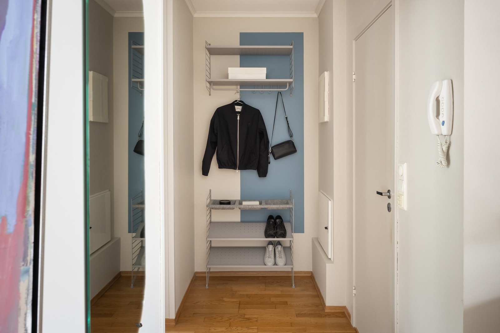 Man kommer inn i en entré på 4m². Man har et naturlig innhuk, som gjør det mulig å plassere et garderobeskap, eller ha knagger og skoskap. Galleribilde