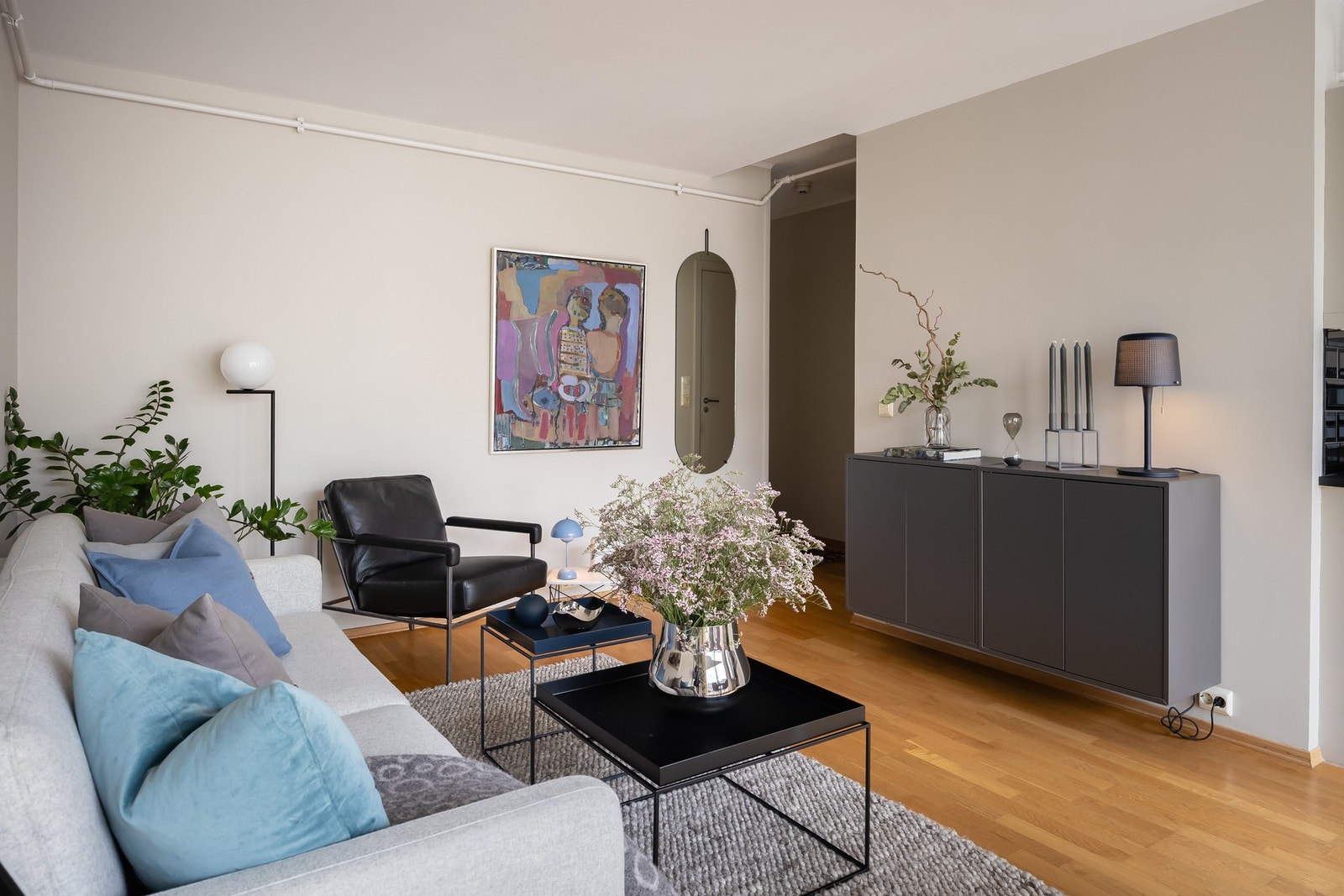 Stuen er på 18,3m² og har god plass til sofagruppe og spisebord. Galleribilde