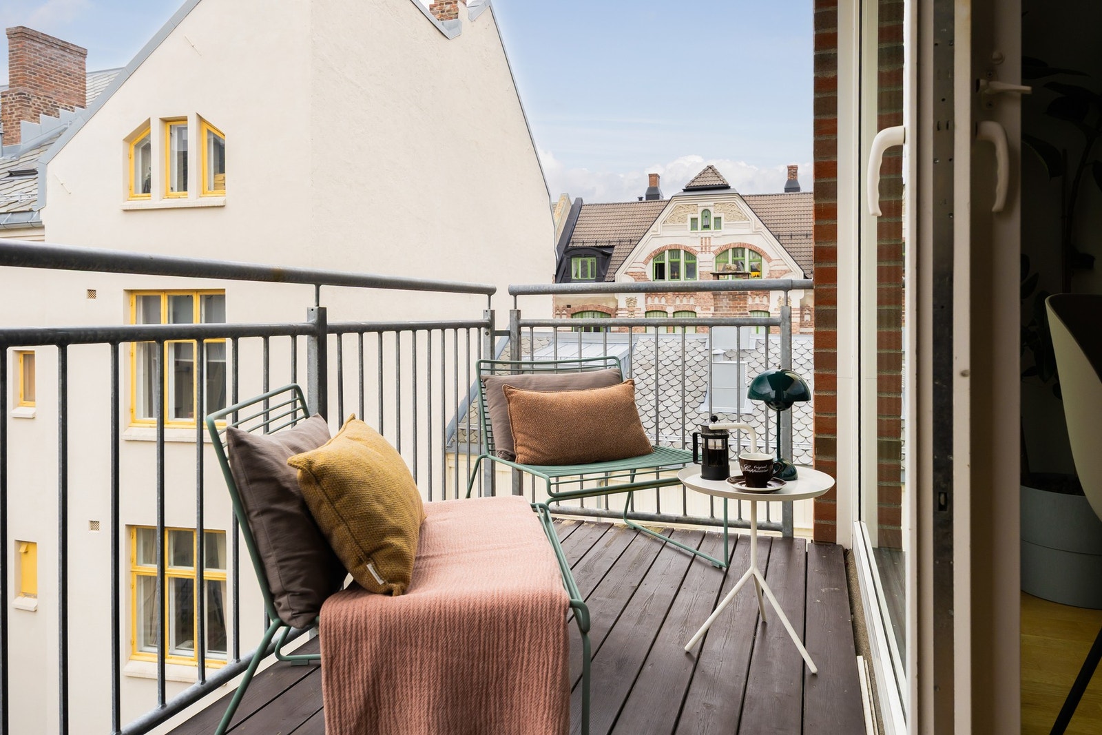 Vestvendt balkong med sol fra ca. kl. 13 til sent på kvelden, sommerstid. Galleribilde