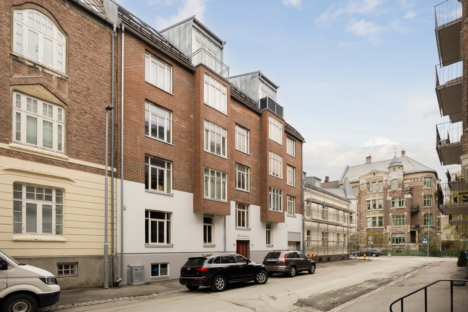 Bygget skiller seg fra øvrige i bydelen ved at det er av nyere byggeår, et moderne boligbygg som ble reist i helhet i 2005. Dette gir følgelig høy bokomfort med blant annet; høy brannsikkerhet, lave vedlikeholdsutgifter, og leilighetene er isolert etter n Galleribilde