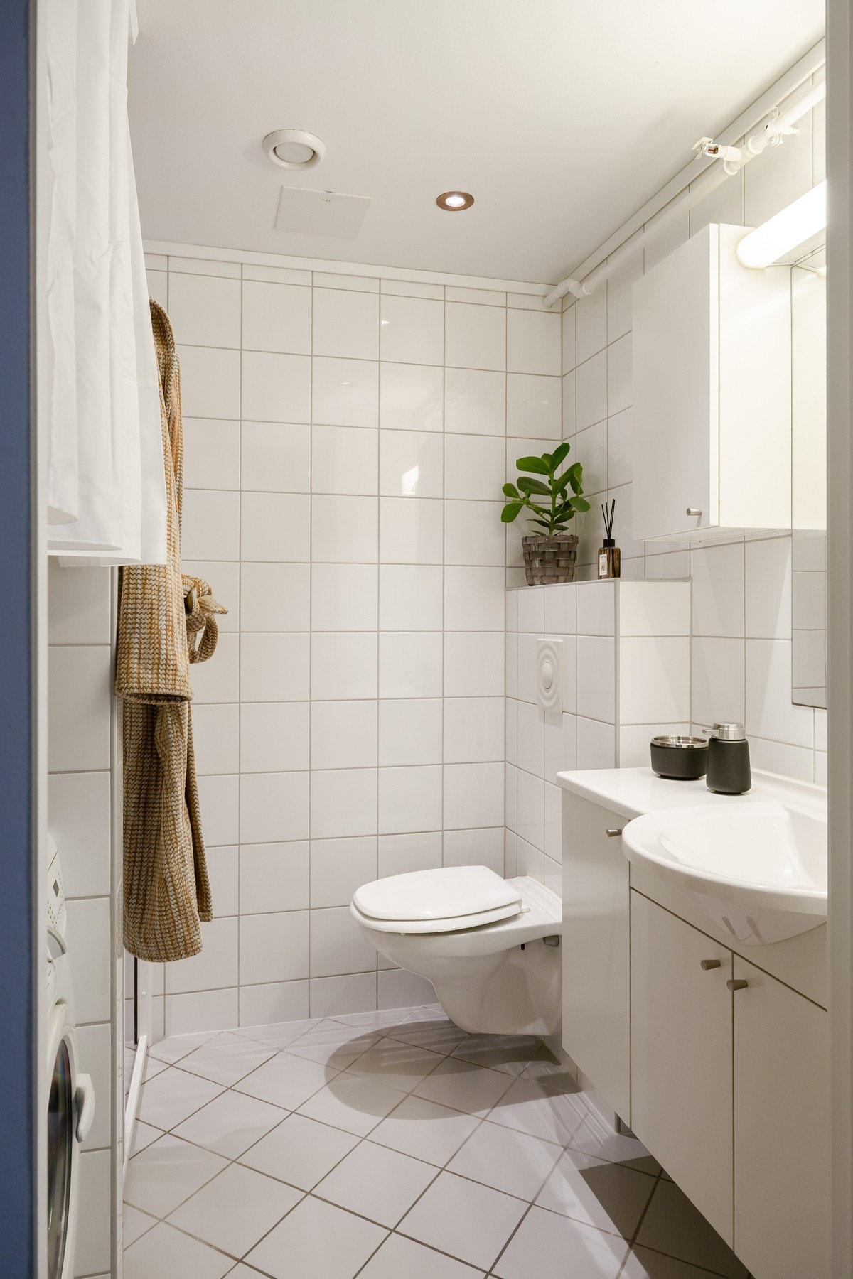 Badet fremstår som lyst og pent med fliser på gulv og vegger. Galleribilde