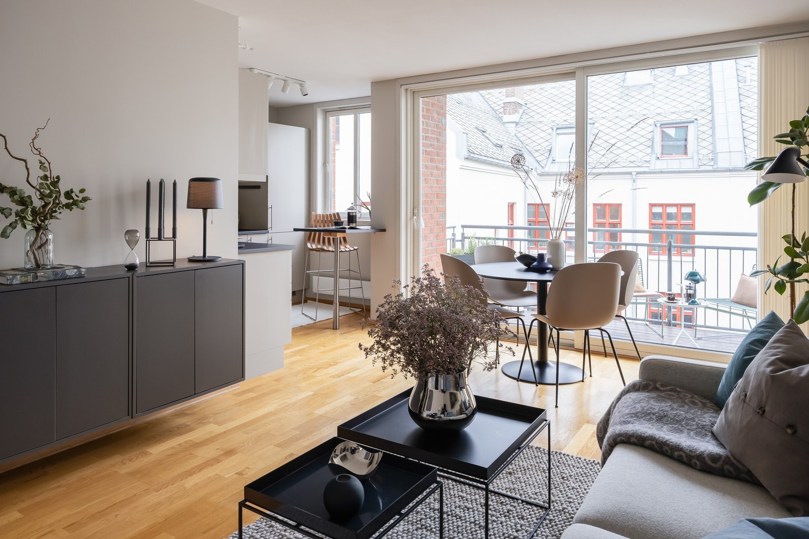Stuen har store himlingshøye vinduer som gir leiligheten et romslig og lyst inntrykk, hvor man nyter godt av de store vindusflatene uten direkte innsyn fra øvrige naboer. Galleribilde