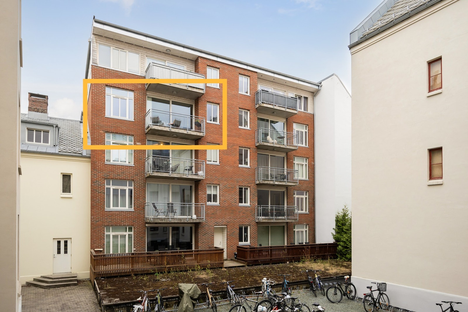 Leiligheten har en særdeles attraktiv beliggenhet, vendt mot en stille og rolig bakgård, samtidig som man er få minutter gange fra Torget. Galleribilde