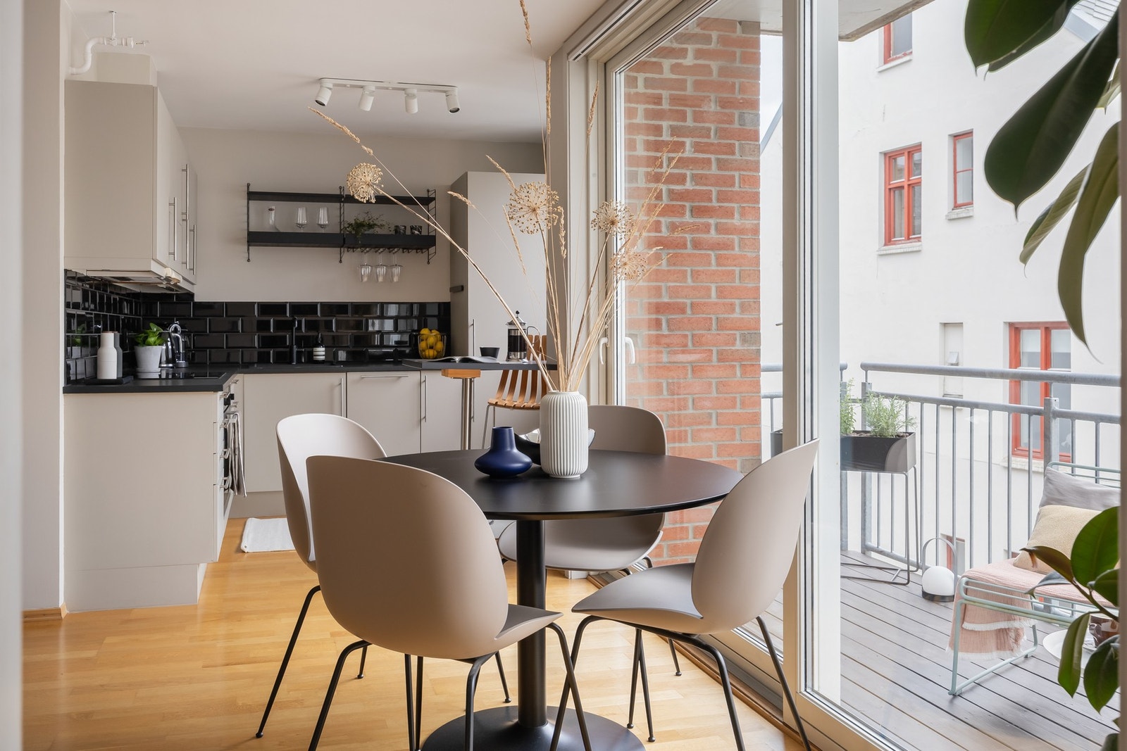 Lyst og pent kjøkken fra HTH. Galleribilde