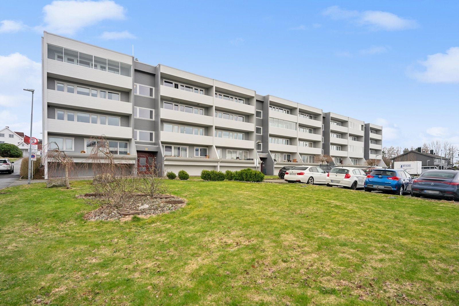 Leiligheten disponerer også en ekstern bod med lagringsplass. Parkering på felles, utvendig parkeringsplass med mulighet for tilkobling til elbillader-løsning. Galleribilde