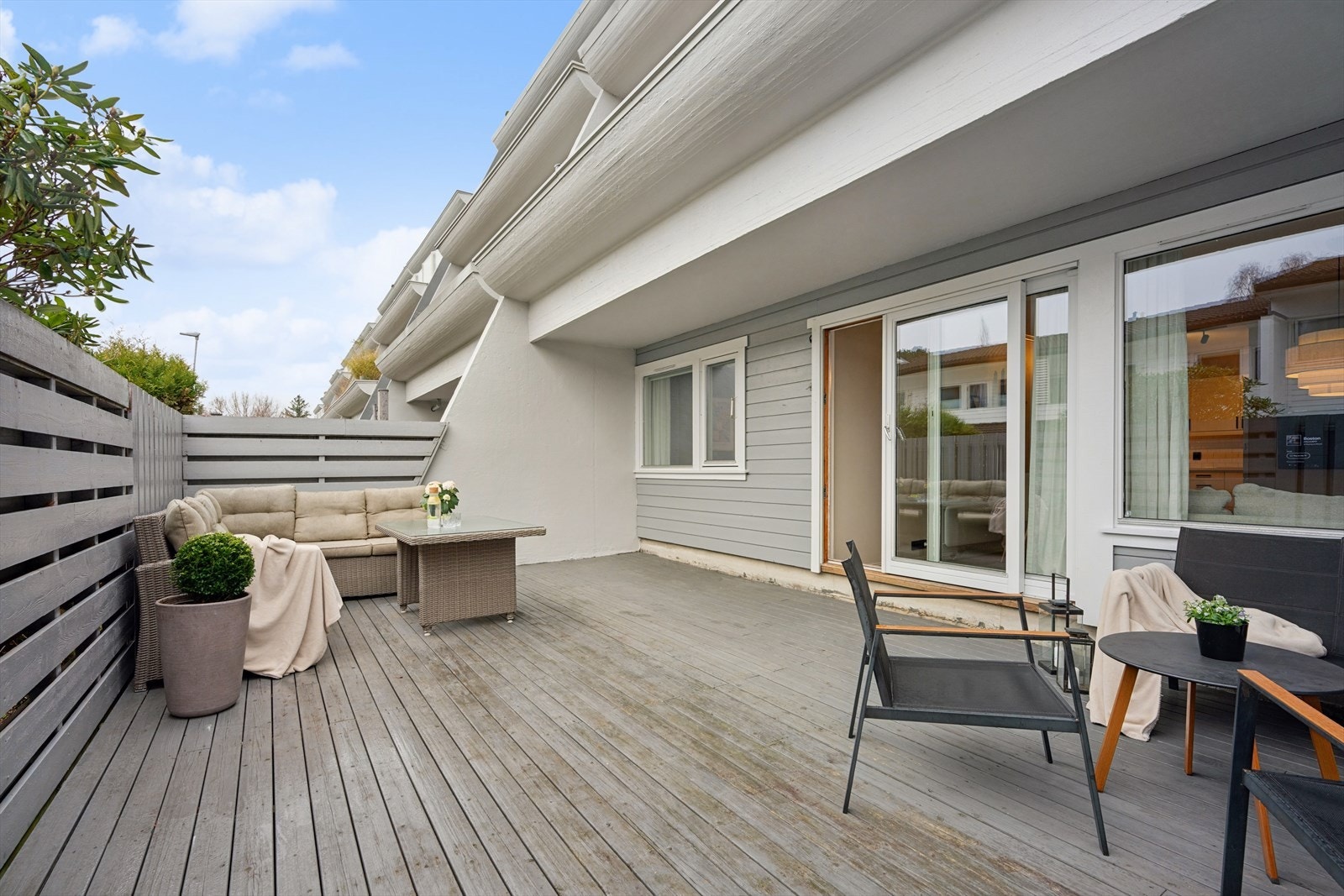 Her er det god plass til store utemøbler, og terrassen blir en naturlig forlengelse av stuen om sommeren, perfekt for sosiale sammenkomster med venner og familie. Galleribilde
