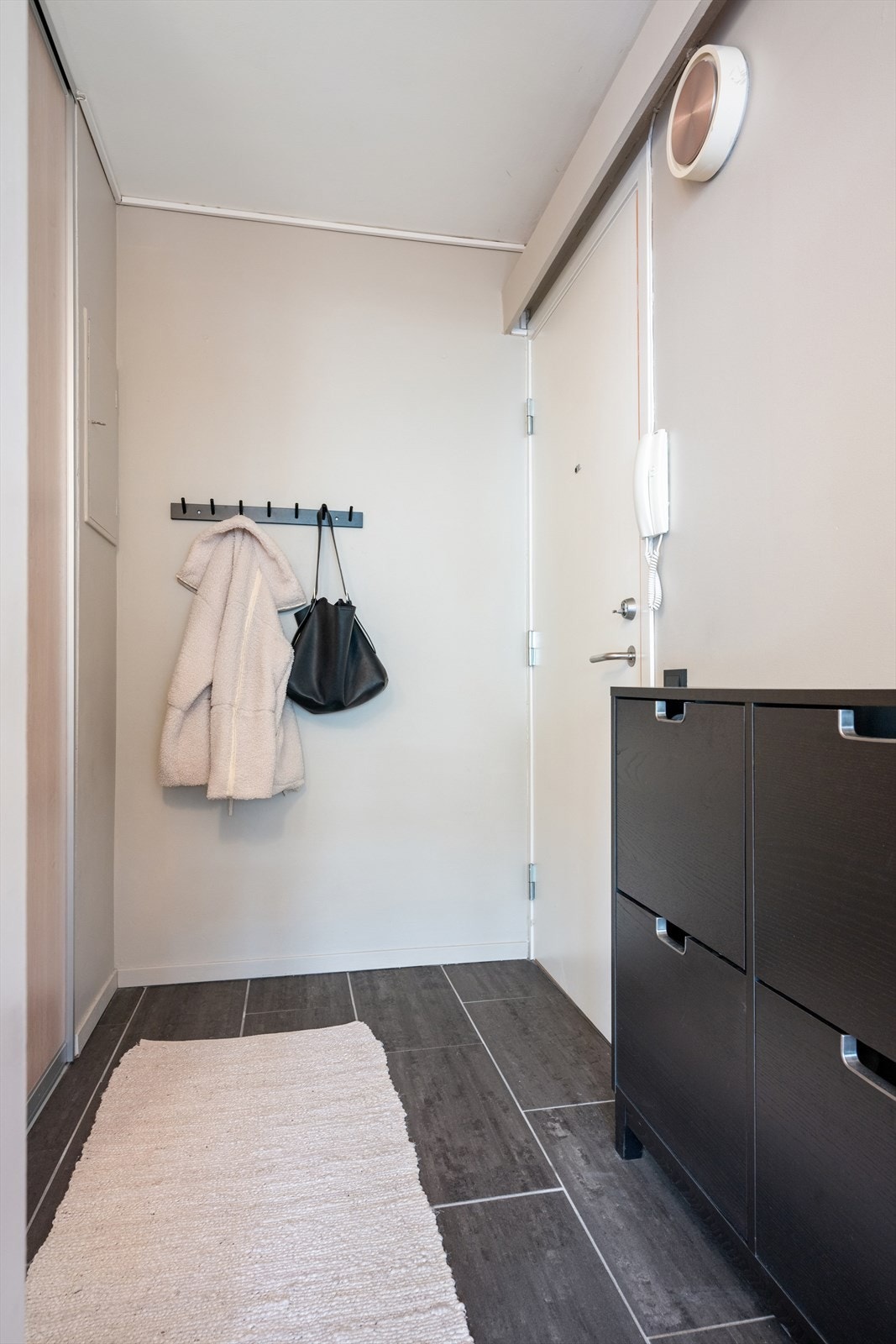 Via et lyst inngangsparti møtes du av en åpen gang med mulighet for oppheng av yttertøy. Her er det også skyvedørsgarderobe godt med ekstra plass for yttertøy. Galleribilde