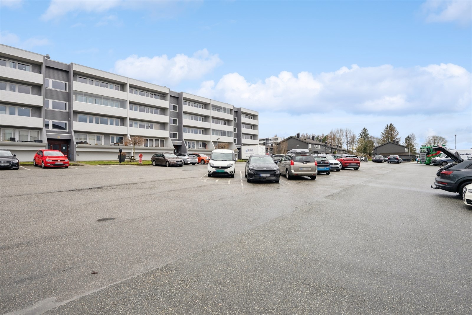 For den aktive er det kort sykkelavstand til badeanlegget Gamlingen, og området byr på flere andre idrettstilbud som ishallen, DNB Arena, Stavanger Tennisklubb og Stavanger Turnforening. Galleribilde