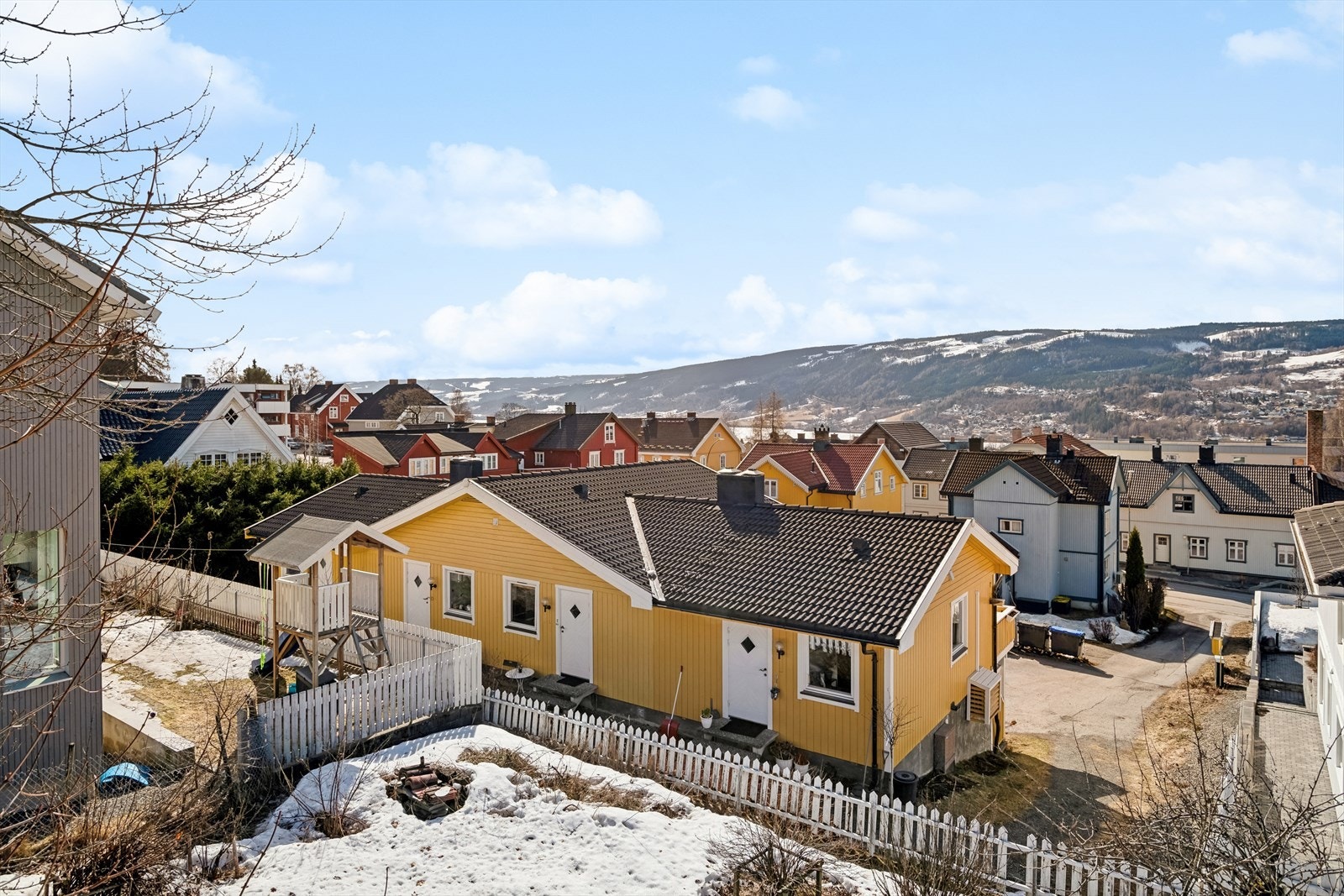 Boligen har en meget sentral beliggenhet rett sør for gågata, Søndre Park og sentrumskjernen. Galleribilde