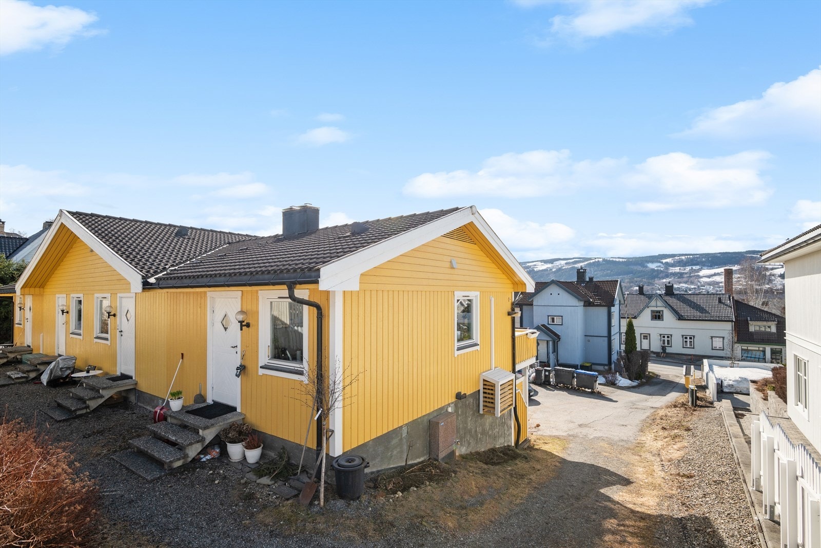 Eiendommen ligger tilbaketrukket fra Storgata med lite trafikkstøy, boligen er innerst i rekke med fire tilsvarende boliger, skjermede uteplasser, vestvendt og solrikt. Galleribilde