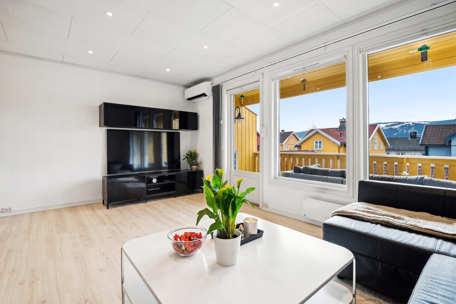 Rommet er malt i en lys farge som sammen med stuens gode vindusflater gir rommet en luftig og god følelse. Galleribilde