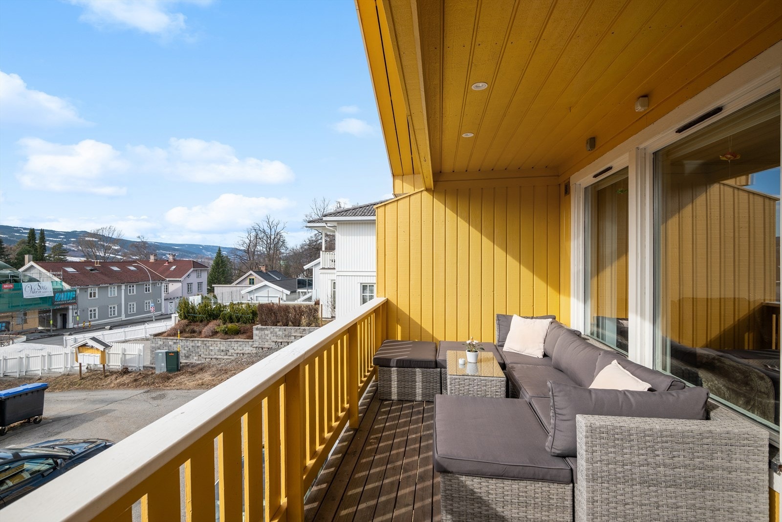 Vestvendt terrasse med utgang fra stue i 1. etasje og med lekker downlights belysning fra 2019. Galleribilde