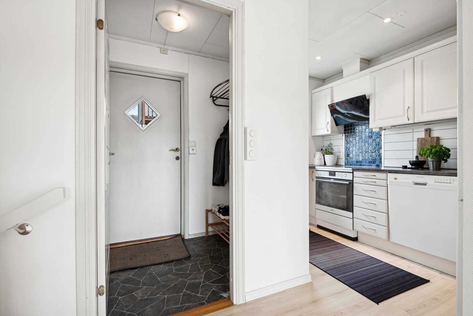 Lys entré med rom for gode oppbevaringsmuligheter i boligens 1. etasje. Det er også egen bod med tilgang fra entréen. Galleribilde