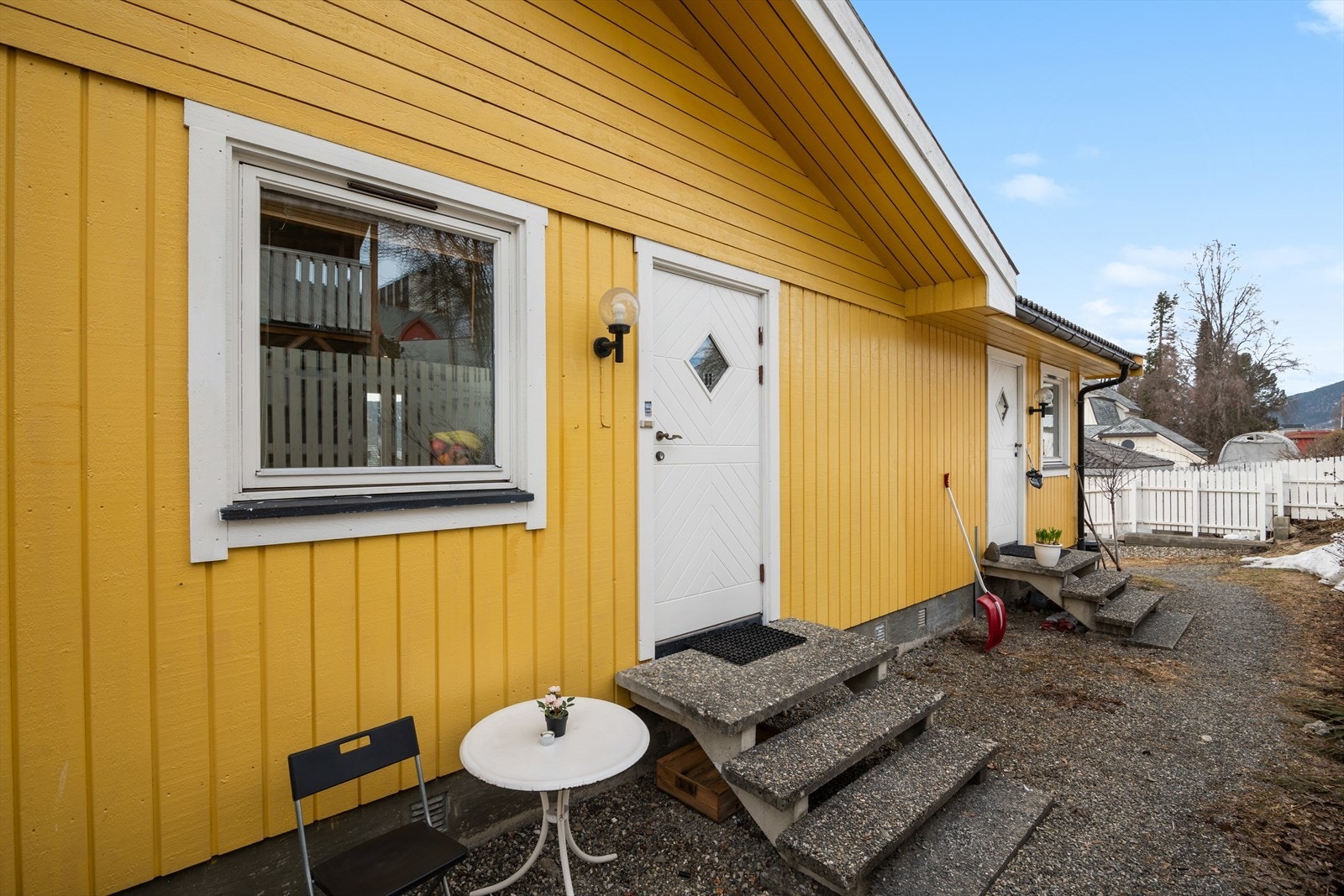 Eget inngangsparti på baksiden av bygget. Galleribilde