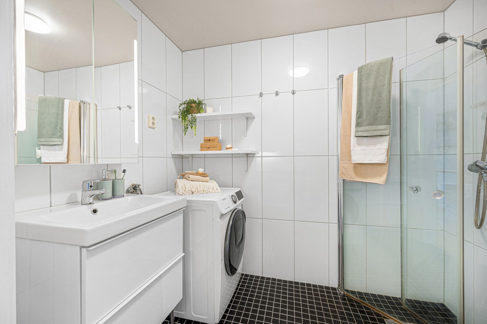 Flott helfliset bad med varme i gulv. Det er opplegg for vaskemaskin. Galleribilde