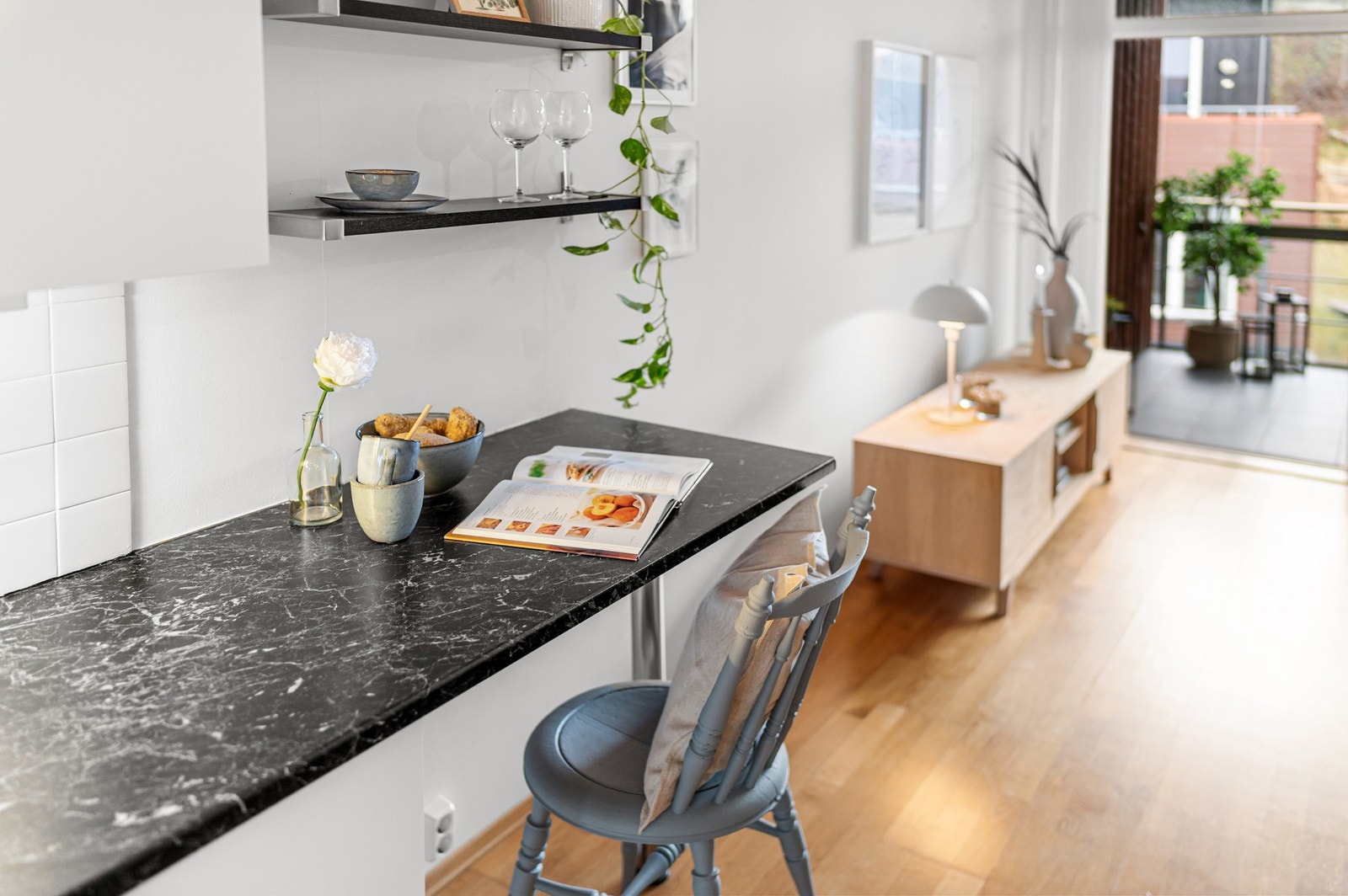 Arealeffektiv, forlenget kjøkkenbenk som gir en praktisk og funksjonell sone - perfekt som frokostplass eller arbeidsstasjon. Galleribilde