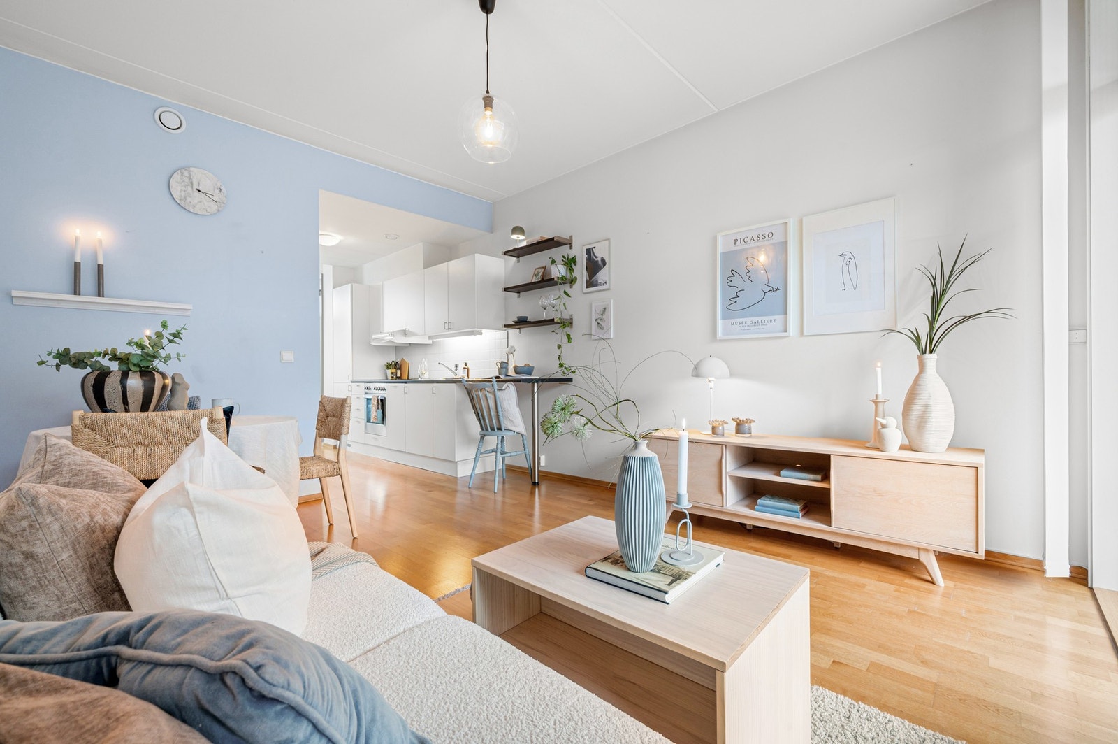 Det er god plass til både sofa- og sittegruppe. Galleribilde