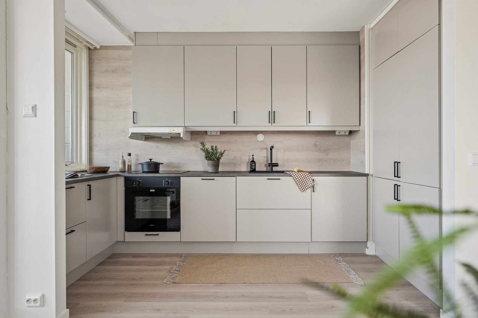 Kjøkkenet ble byttet i 2026 og er stilrent innredet med grå, slette fronter og grå benkeplate i laminat. Et stort og godt kjøkken som gir rikelig med lagringsplass i skap og skuffer, samt gode arbeidsflater på benk. Galleribilde