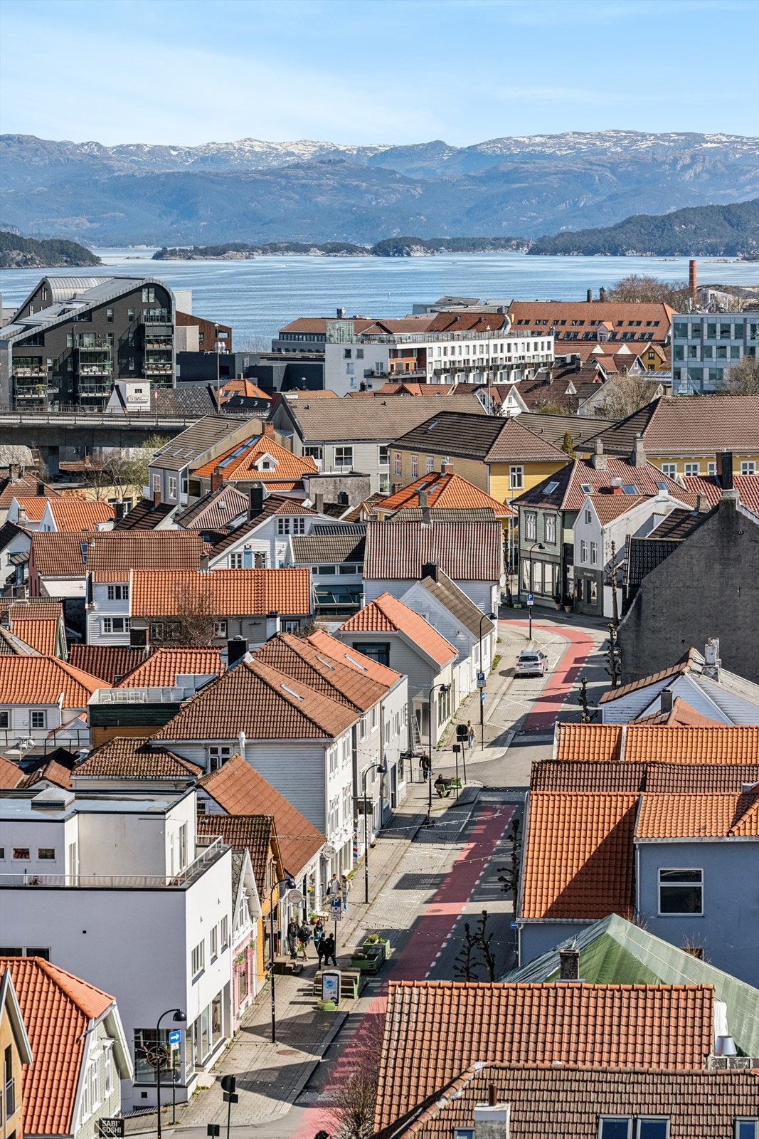 Fra balkongen har man flott utsikt over by, fjord og fjell! Galleribilde