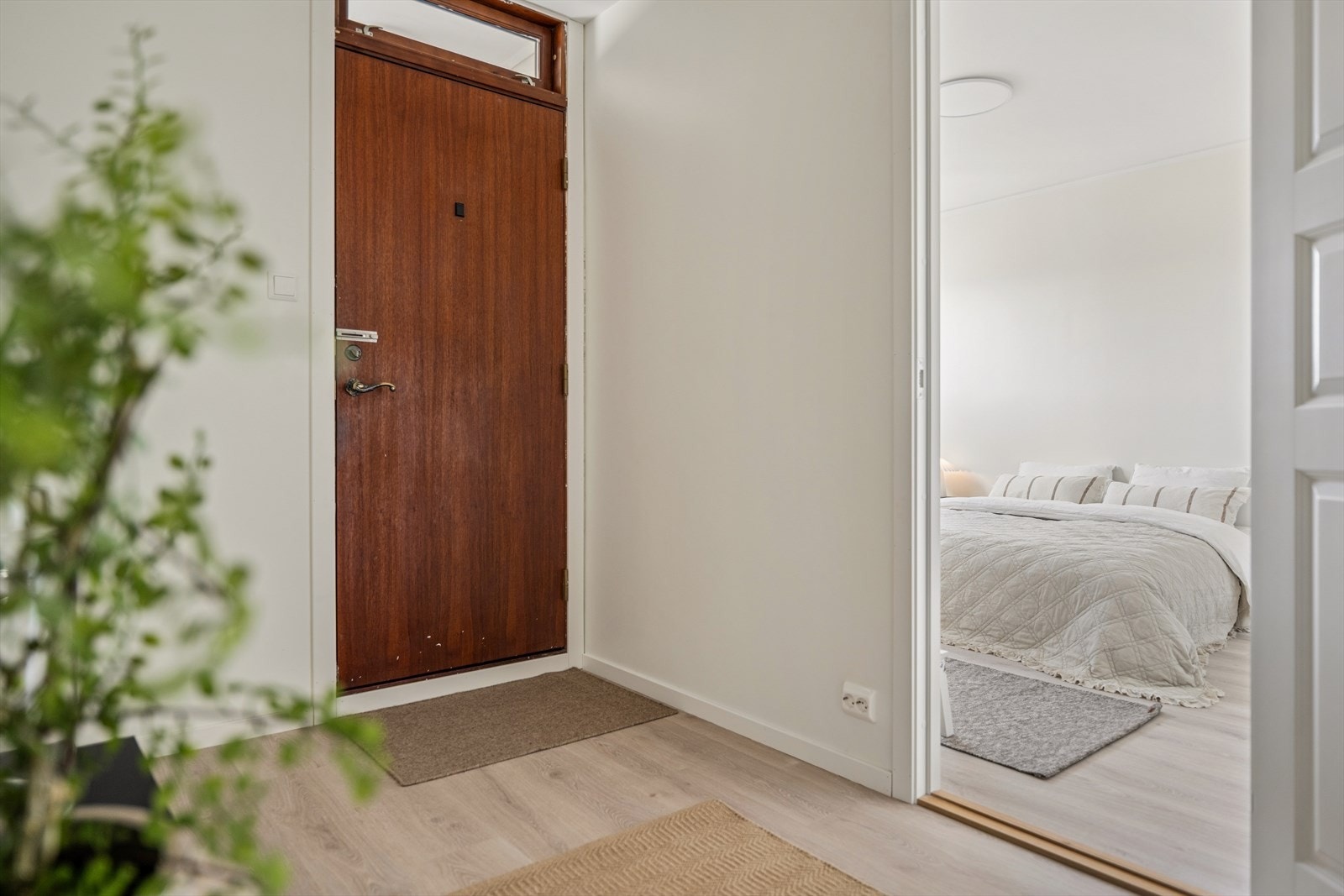 Man ønskes velkommen inn i en romslig entré hvor man har god plass til å henge fra seg yttertøy og sko. Galleribilde