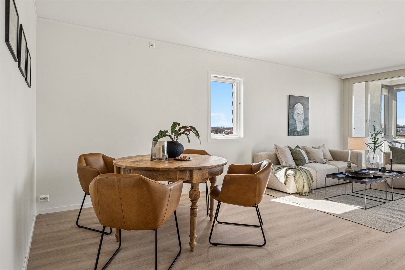 Stuen er romslig og har en naturlig inndeling med plass til både sofagruppe og spisebord. Galleribilde