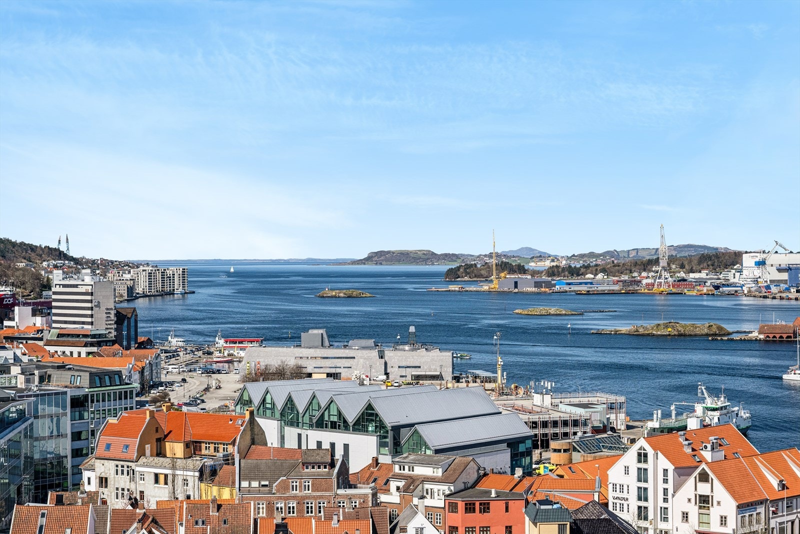 Leiligheten ligger høyt og fritt i byggets 9. etasje med nydelig utsikt over by, fjord og fjell. Galleribilde