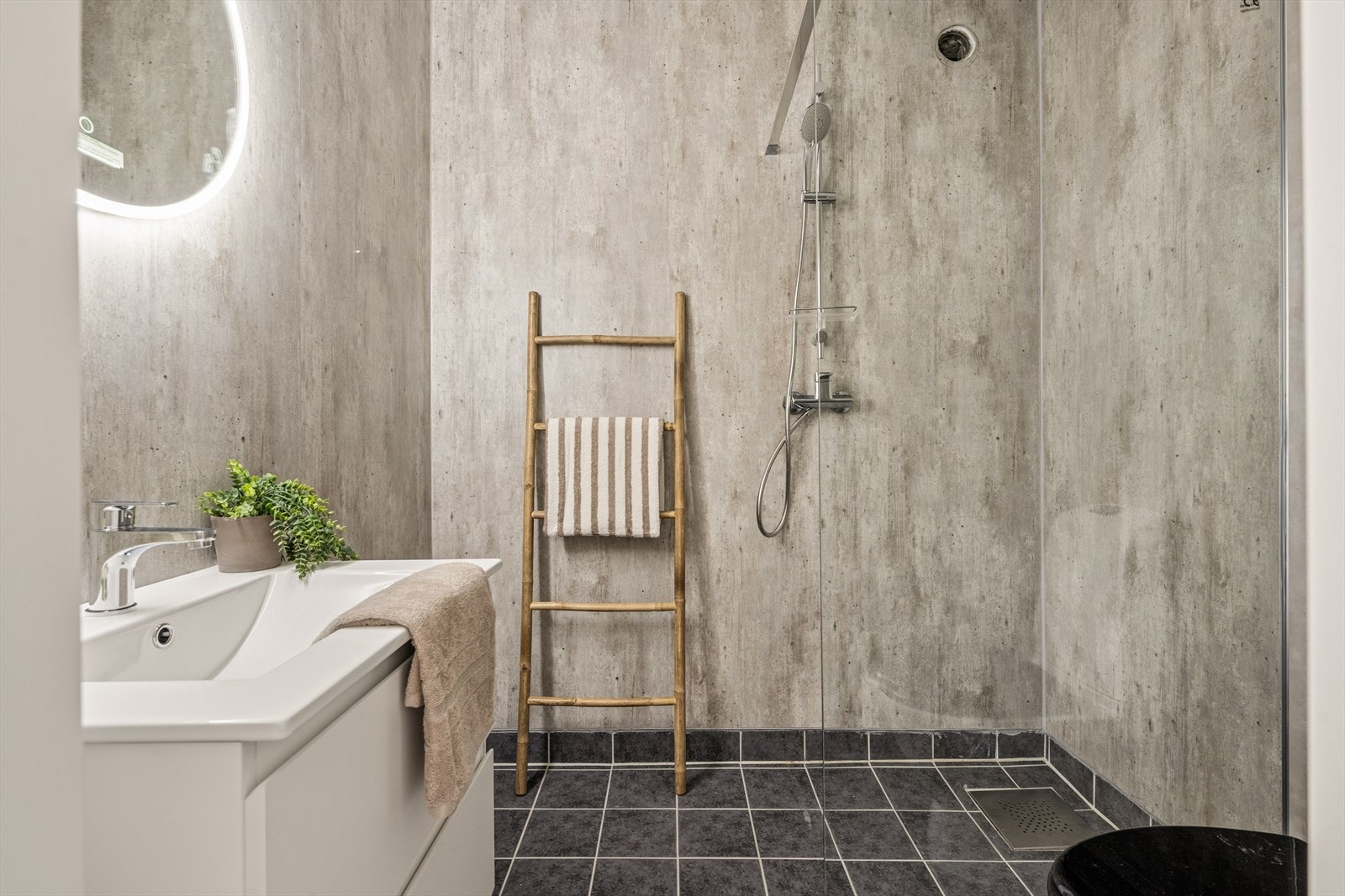 Badet er fra 2015, men ble modernisert med nye baderomsplater og innredning i 2026. I gulvet har man varmekabler for ekstra komfort. Galleribilde