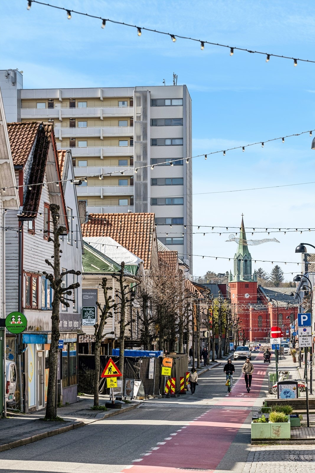 Boligblokken ligger sentralt plassert i Pedersgata med yrende folkeliv, restauranter, uteliv og koselige butikker like utenfor døren. Fra leiligheten er det kun få minutters gange til sentrumskjernen med et rikt utvalg butikker og servicetilbud. Galleribilde