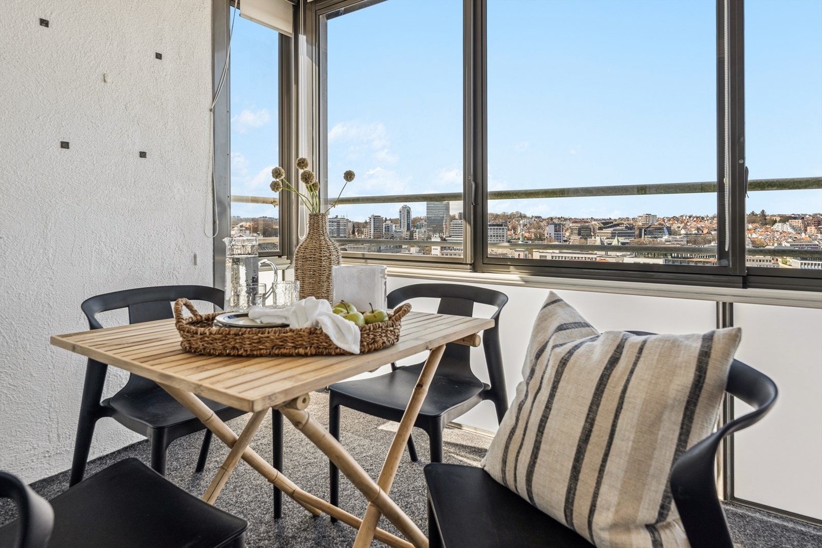 Balkongen er på 12 kvm og har fantastisk utsikt. Et herlig uterom hvor fine sommerkvelder kan nytes! Galleribilde
