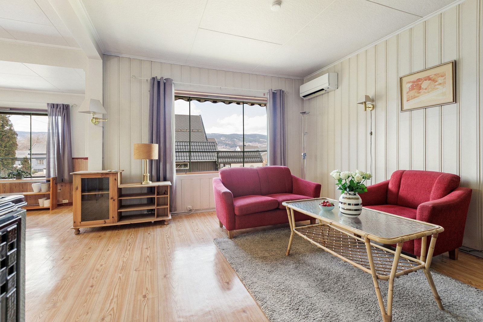 Vindusflatene slipper inn rikelig med dagslys i rommet. Galleribilde