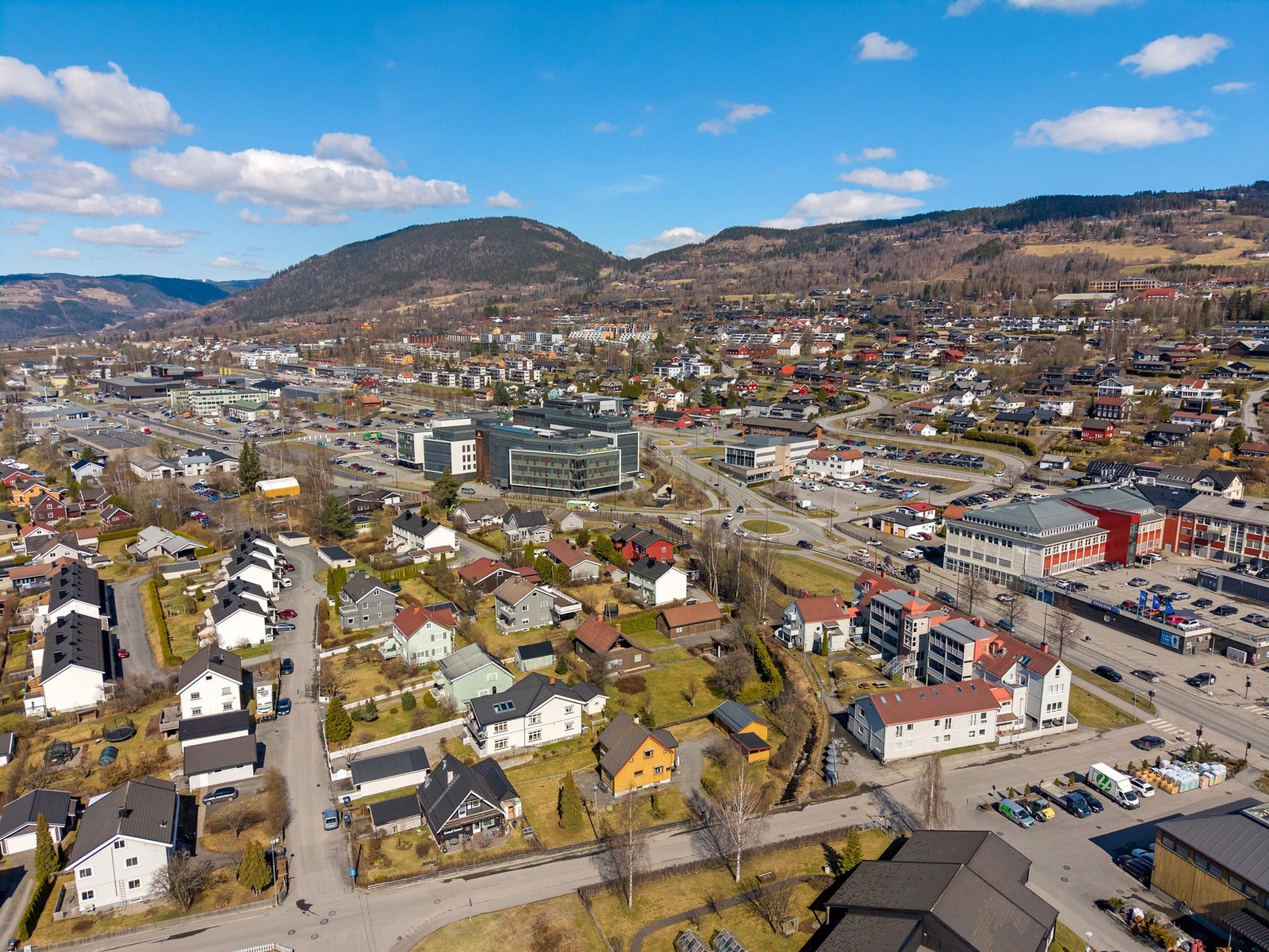 I kort gangavstand finner man dagligvarebutikker og 600 meter nordover finner man Kremmerhuset Kjøpesenter med blant annet frisør, bakeri, dagligvare og apotek. Galleribilde