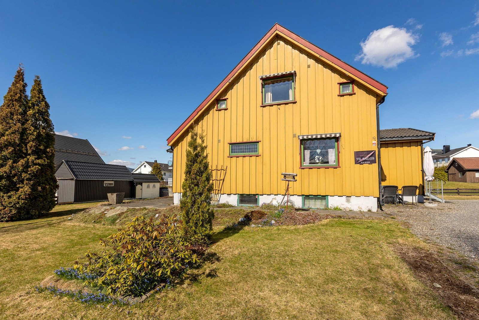 Romslig eiet tomt med mye boltreplass for liten og stor. Galleribilde