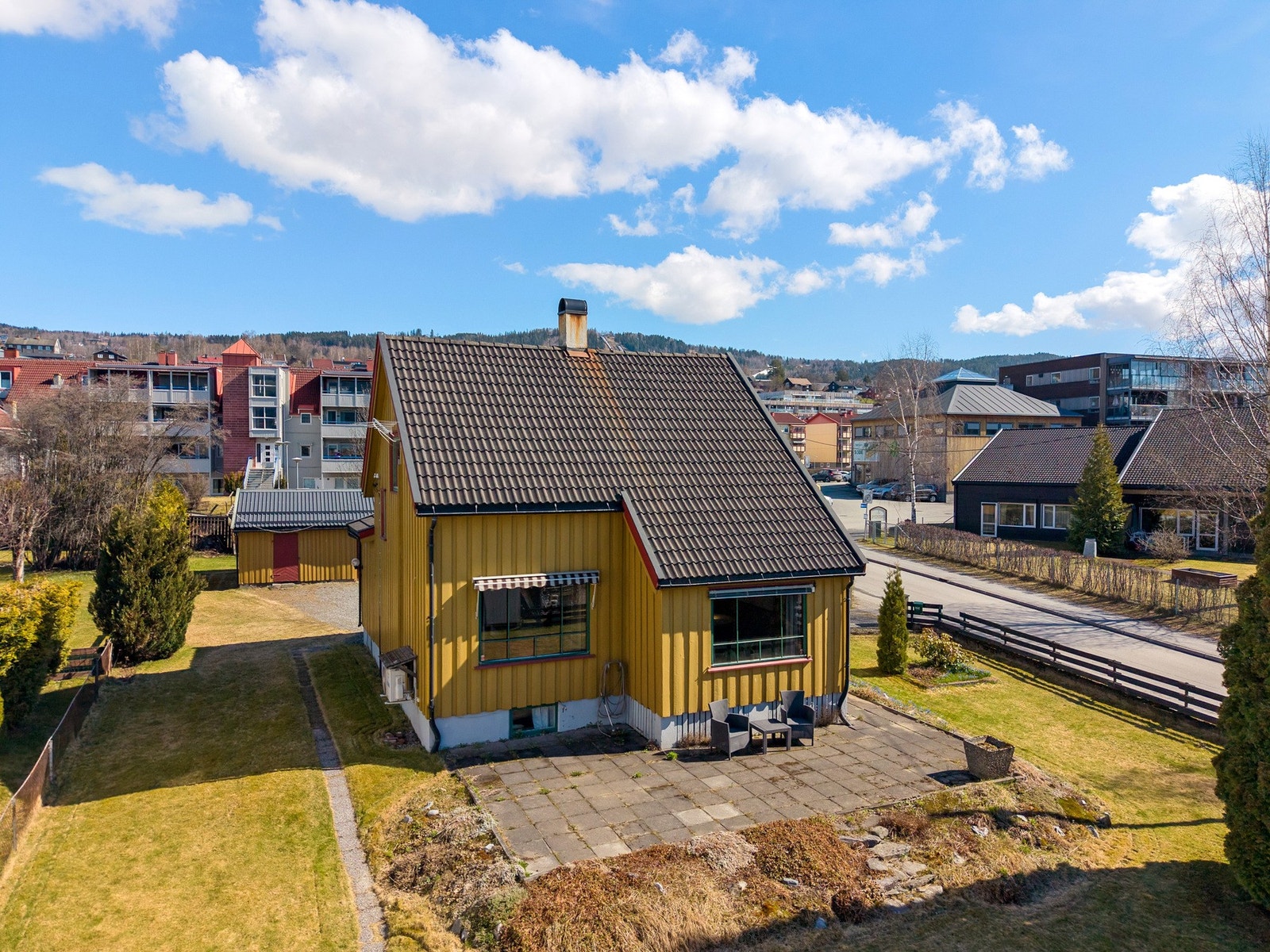 Eiendommen har gode uteområder med plenarealer og beplantning. Galleribilde
