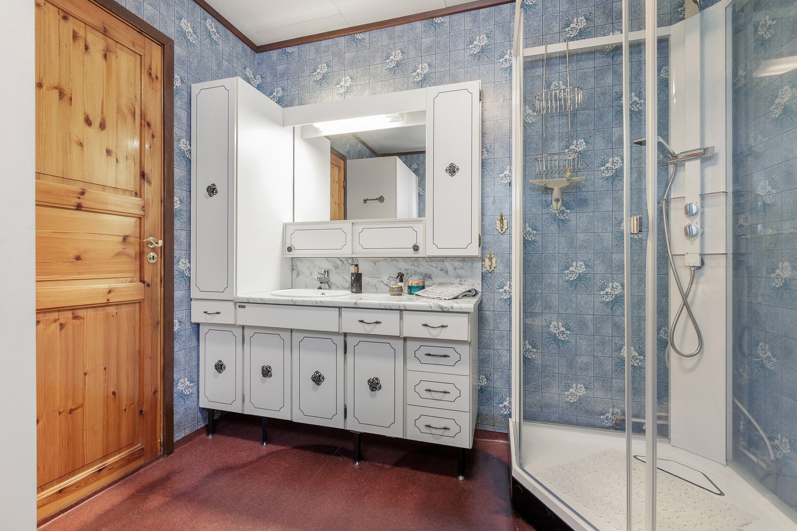 Badet har belegg på gulv og vegger samt himlingsplater. Galleribilde