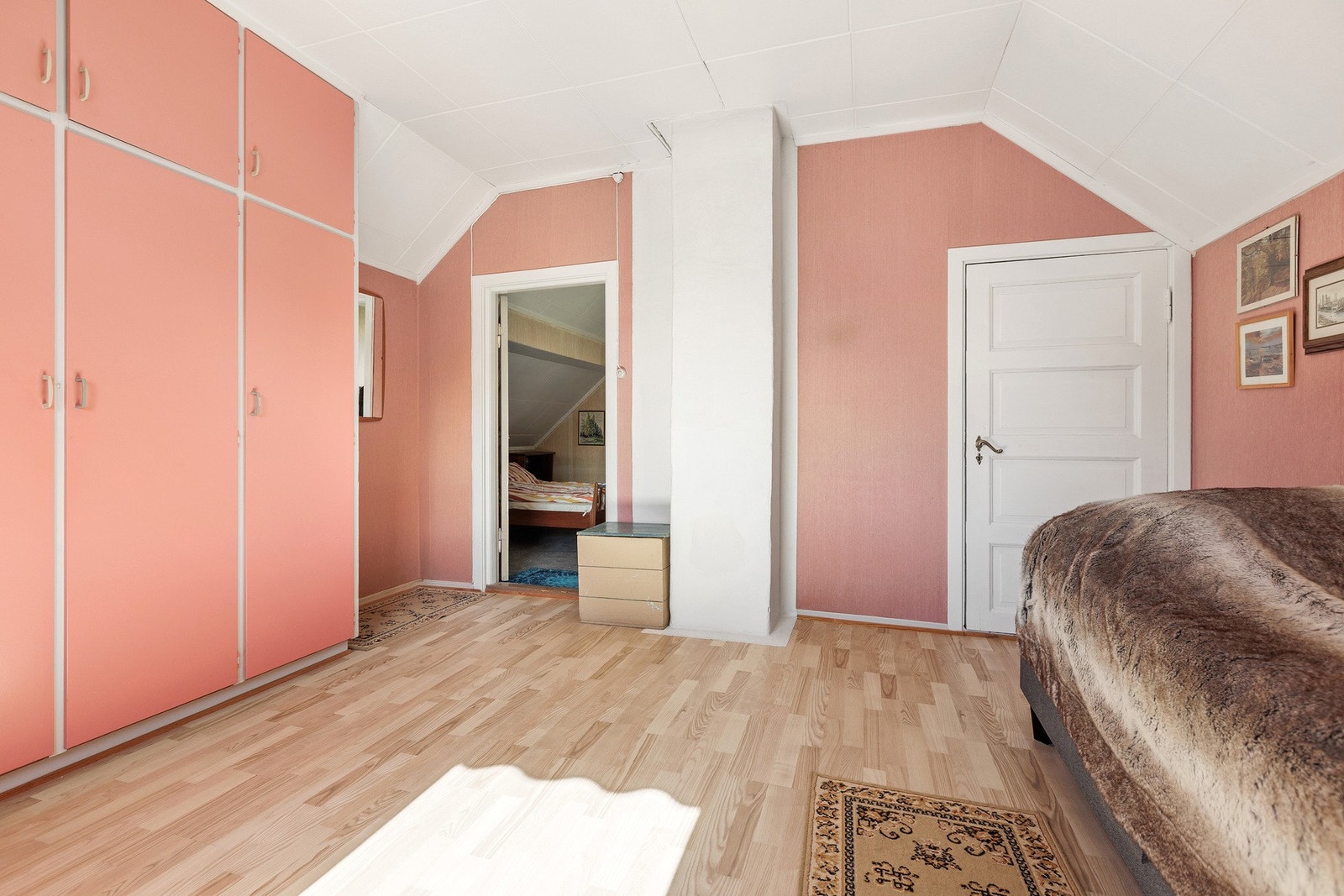 Ett av soverommene har integrert garderobeløsning med god plass. Galleribilde
