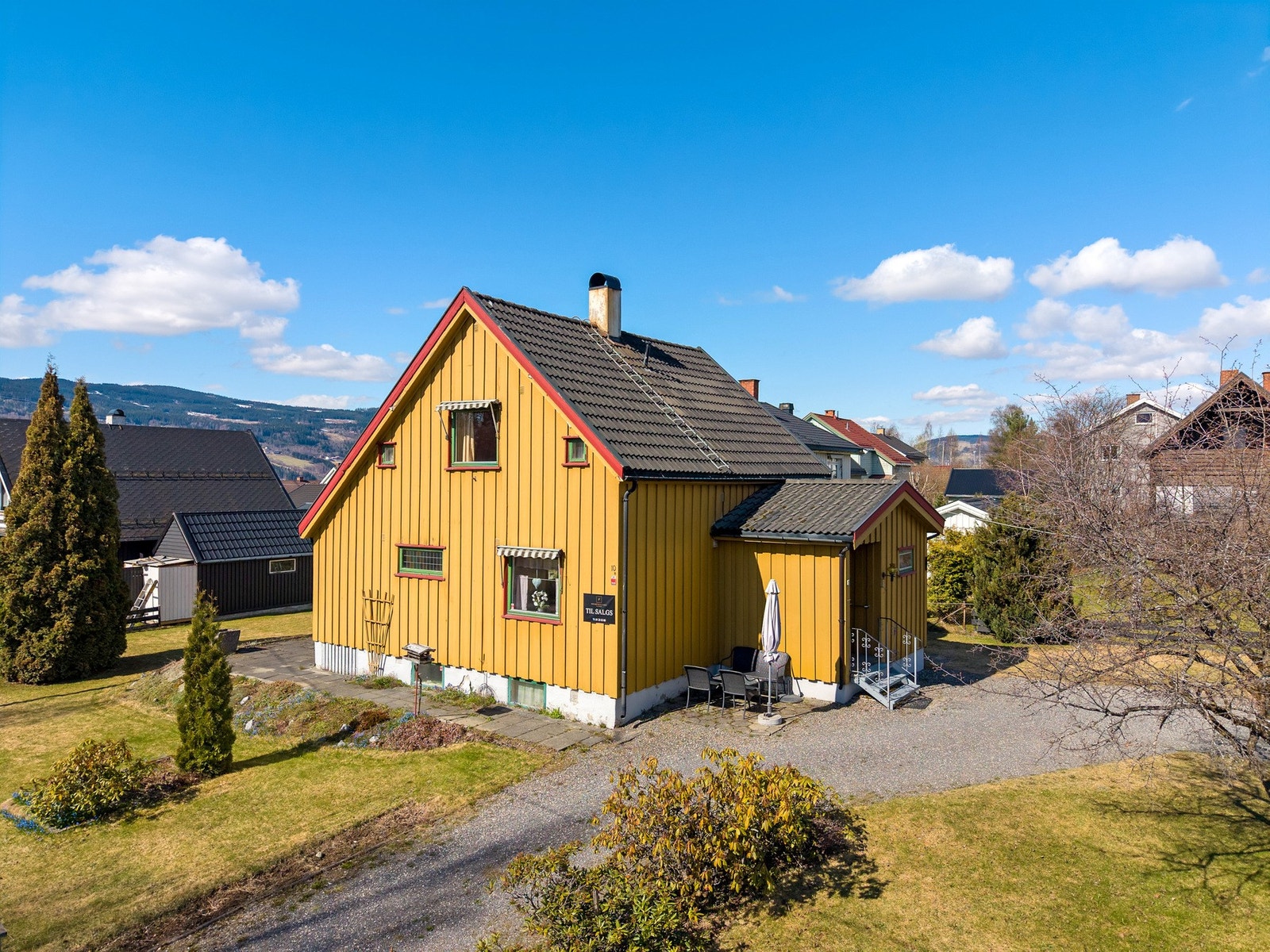 Trivelig og solrik tomt med flat og lettstelt hage. Galleribilde