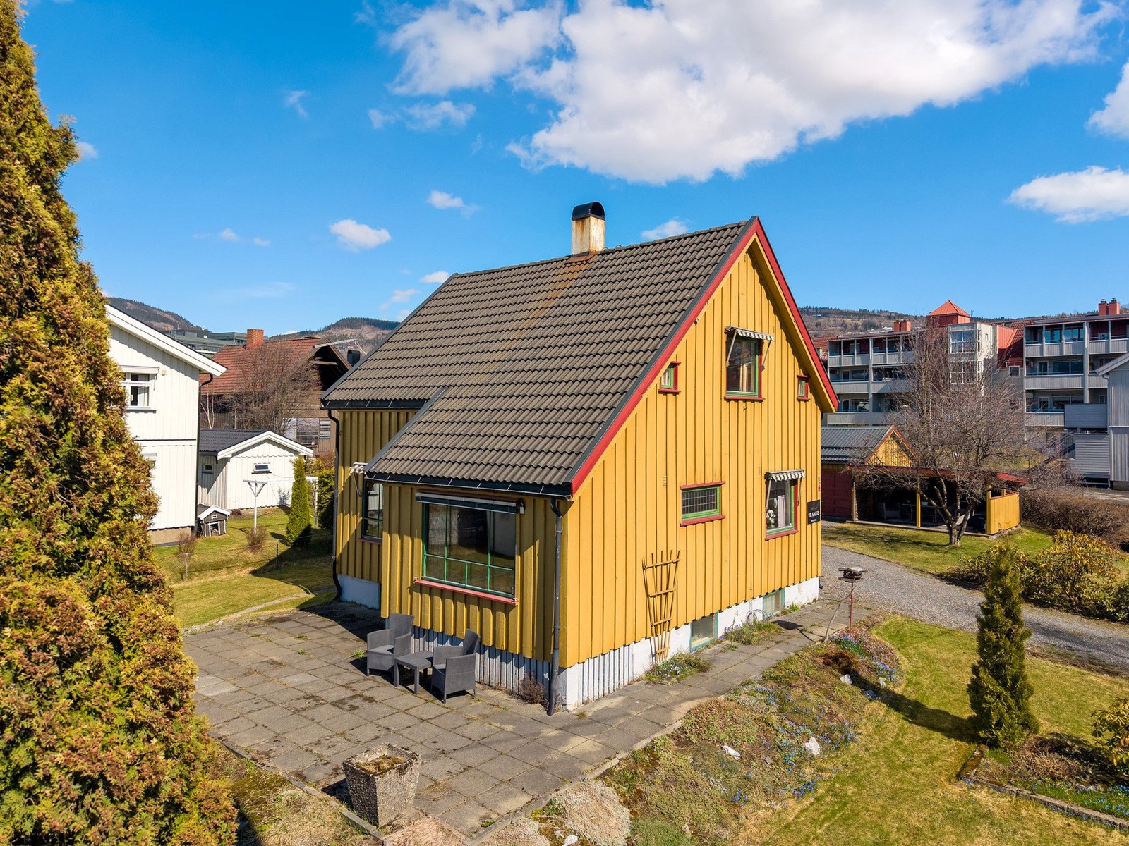 Grusbelagt gårdsplass og belegningsstein. Galleribilde