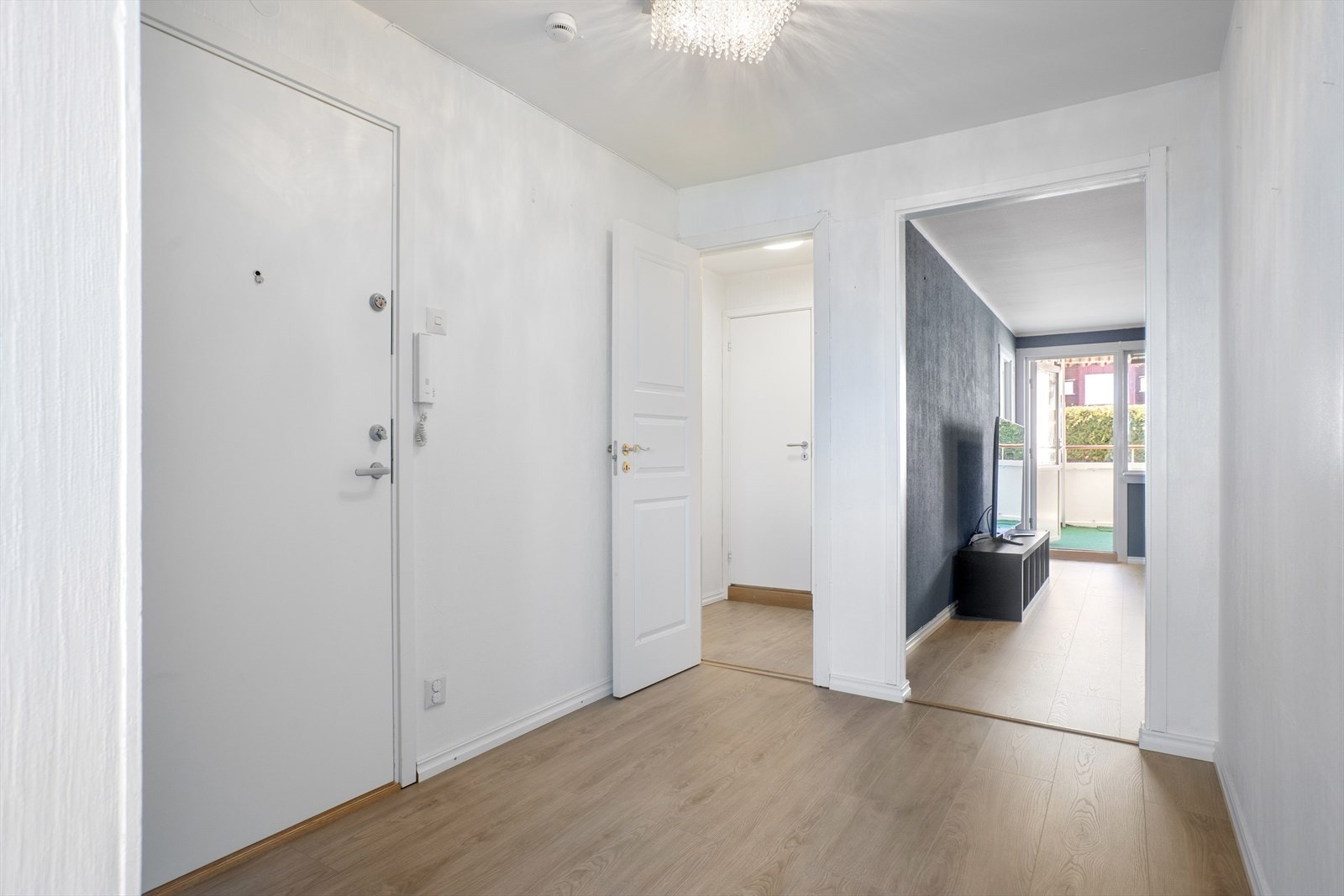 Leiligheten inneholder stue, kjøkken, spisestue, 2 soverom, bad og toalettrom Galleribilde