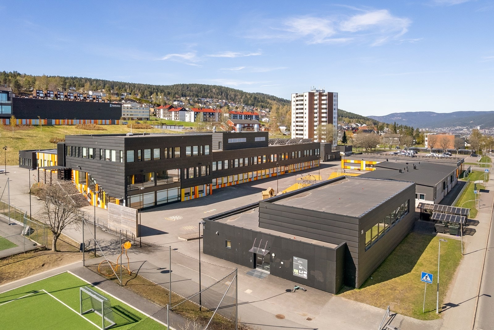 Leiligheten sogner til Fjell skole, en nyere skole med fine fasiliteter Galleribilde