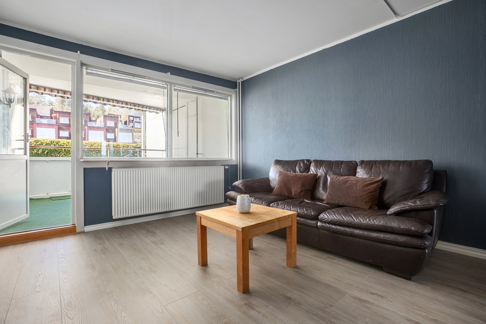 Fra stue er det utgang til en flott, takoverbygget veranda Galleribilde