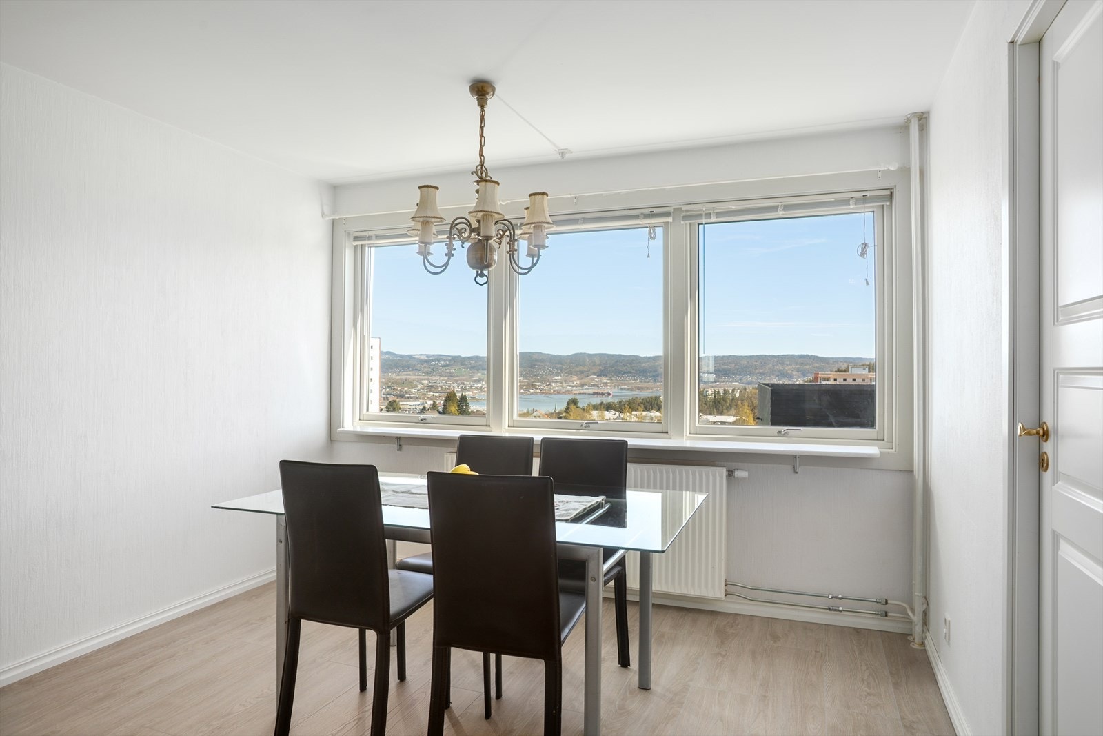 Her er det god plass for spisemøblement ved den fine utsikten Galleribilde
