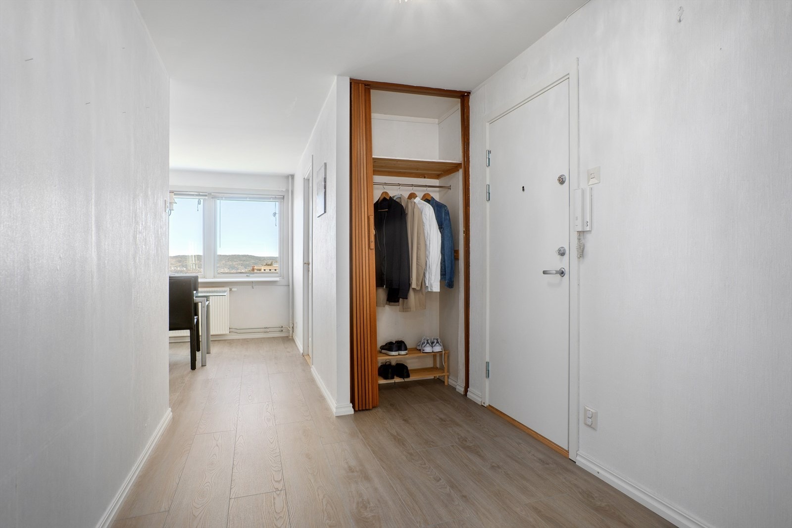 Velkommen hjem! Romslig hall med plass for å henge fra seg i garderobenisje Galleribilde