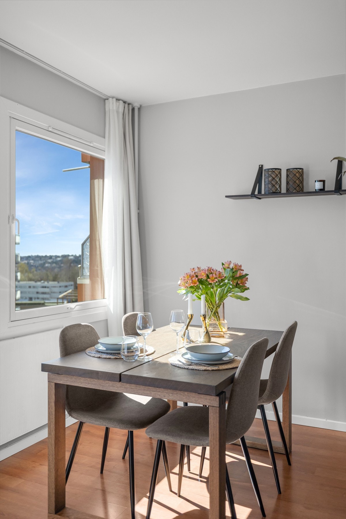 Det er god plass til stort og sosialt spisebord i tilknytting til kjøkkenet - Her kan man samle venner og familie til et hyggelig måltid. Galleribilde